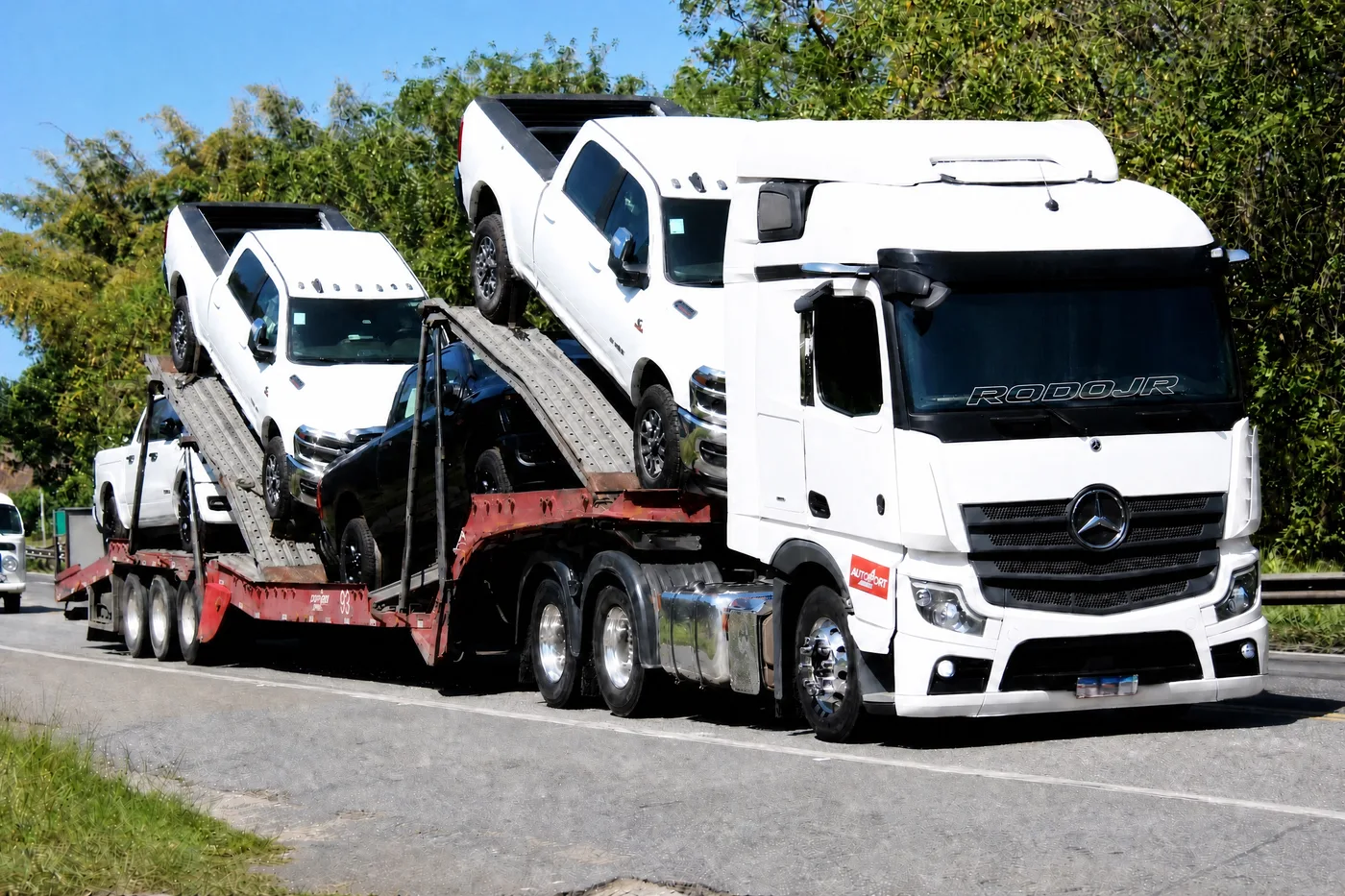 Frota da TransMH em operação de transporte de veículos